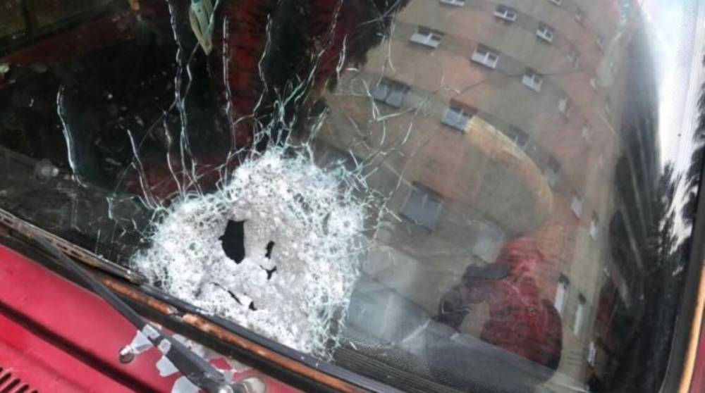 В Черновцах во время движения обстреляли автомобиль, есть раненые