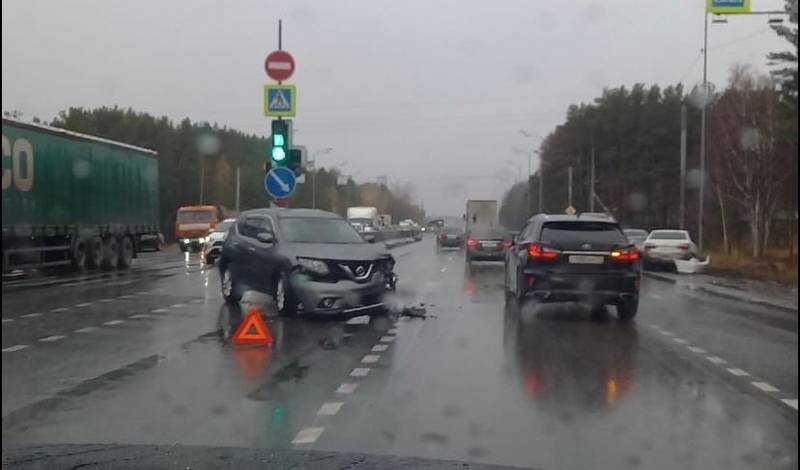 В Тюмени столкнулись три автомобиля: «КАМАЗ», «Toyota Camry» и «Nissan»