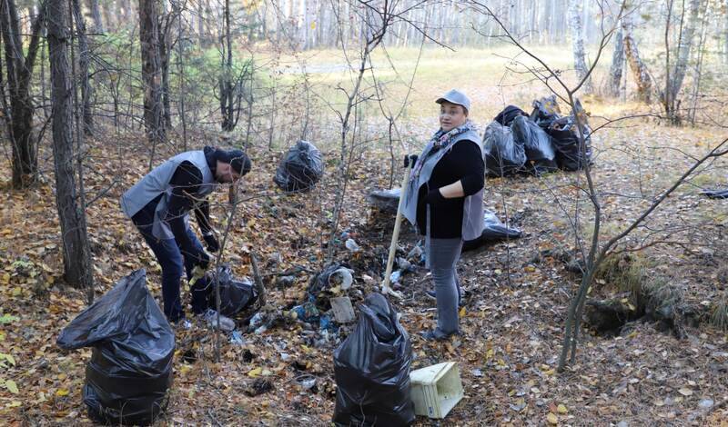 Тюменцы очистили от мусора берег озера Андреевское