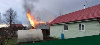 В эти минуты в Вытегре тушат пожар в частной бане