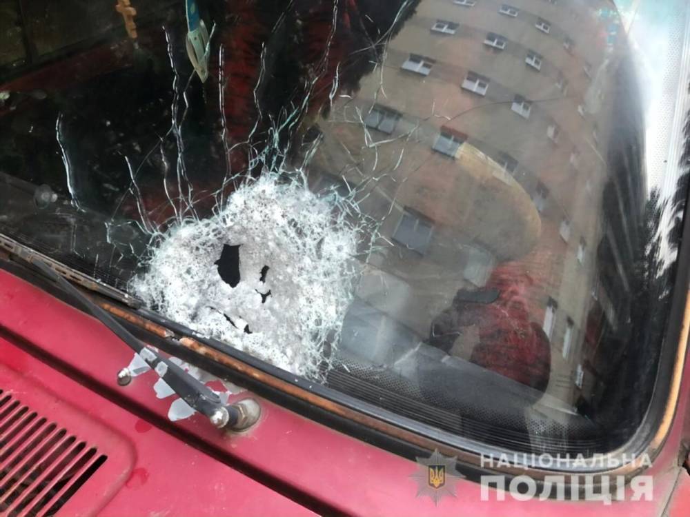 В Черновцах обстреляли автомобиль на ходу, двое человек ранены