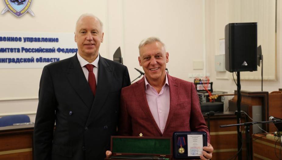 Бастрыкин наградил медалями актёров из "Улиц разбитых фонарей"