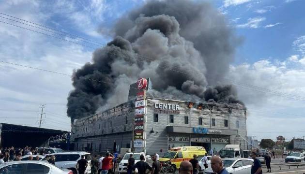 В Израиле произошел пожар в торговом центре, часть здания обрушилась