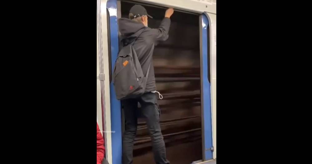 Россиянин проехался в вагоне метро с открытыми дверями и попал на видео