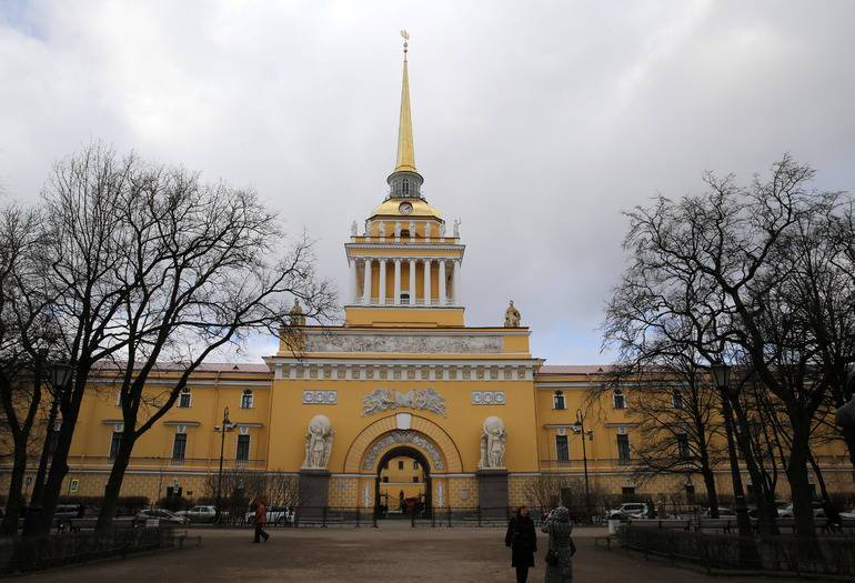 Петербуржцы посетили арт-субботник перед храмом «Нечаянная радость»