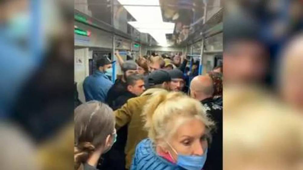 В Москве задержаны трое кавказцев, которые приставали к девушке в метро