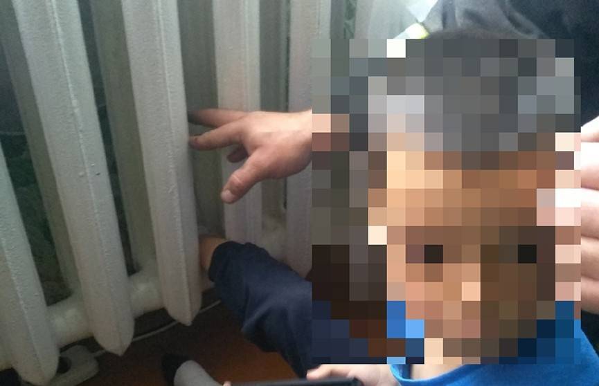 Ребенок застрял в радиаторе отопления – спасли работники МЧС