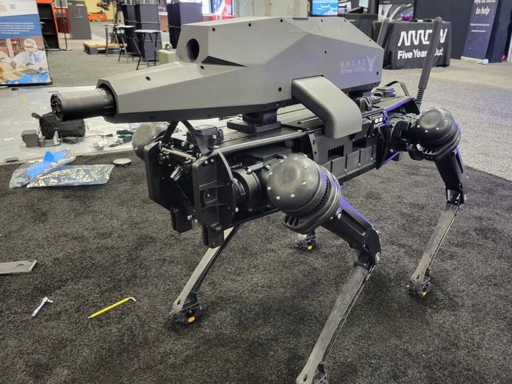 На военной выставке в США показали робота-пса вооруженного снайперской винтовкой