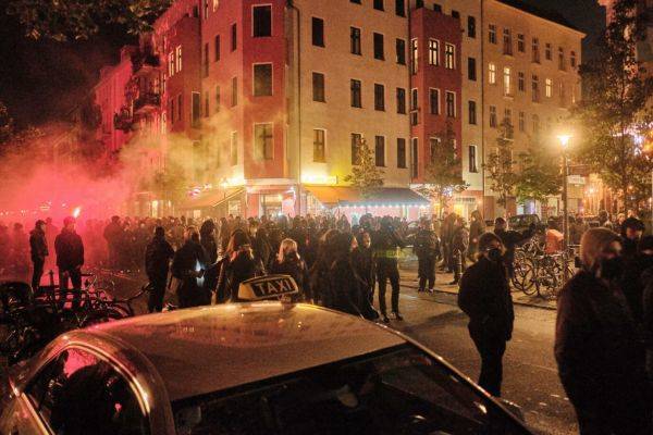 За одну ночь в Берлине левоэкстремисты ранили 46 полицейских