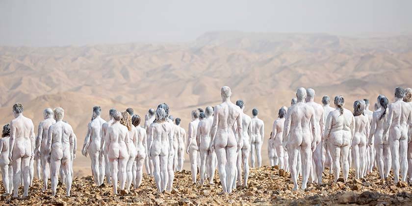 Сотни голых людей позировали художнику на Мертвом море (фото)