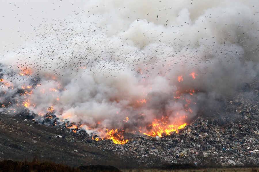 На Украине с ночи горит мусорный полигон под Ровно