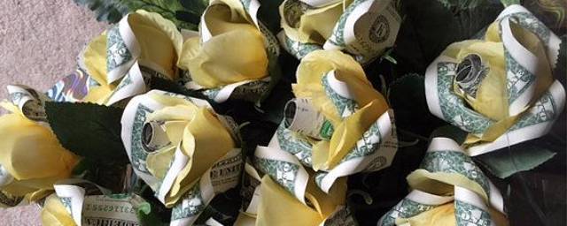 Работница цветочного магазина в Новосибирске подделала 27 тысяч рублей