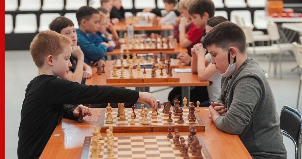 Школьники поздравили УГМК игрой в шахматы