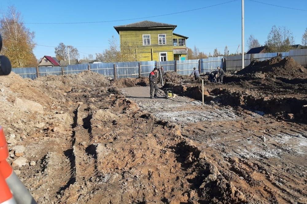 Дома для трехсот переселенцев из аварийного жилья принялись строить в Новгородском районе