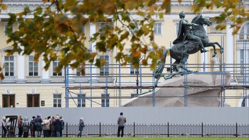 Молодожены и фотографы Петербурга пожаловались на реконструкцию памятника Петру I