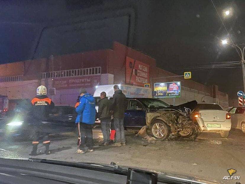 В Новосибирске люди пострадали в массовом ДТП на Бердском шоссе