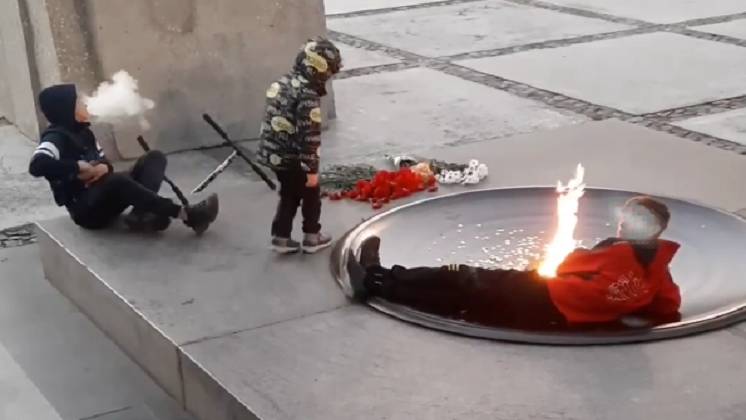 Мэр Новосибирска потребовал расторгнуть договор с охраной после курения детей у Монумента Славы