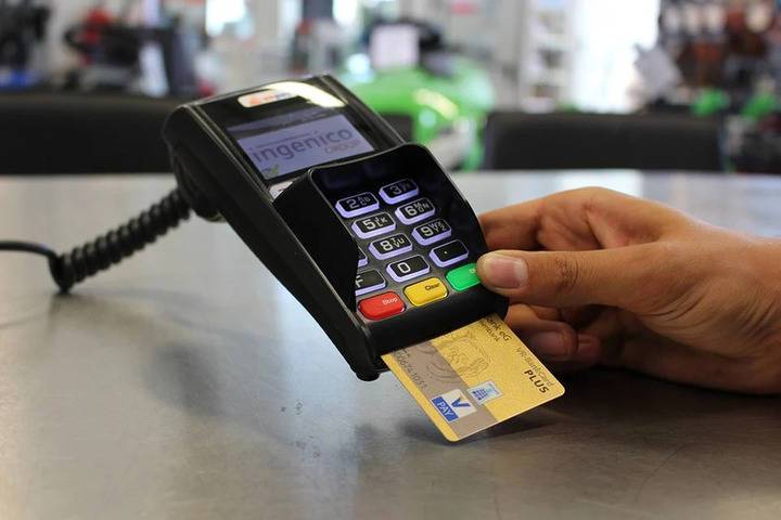 Житель Смоленска расплачивался в магазинах банковской картой пенсионера