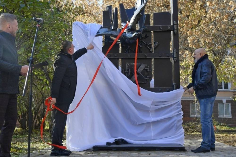 Посвященный 200-летию Достоевского памятный знак открыл губернатор Омской области