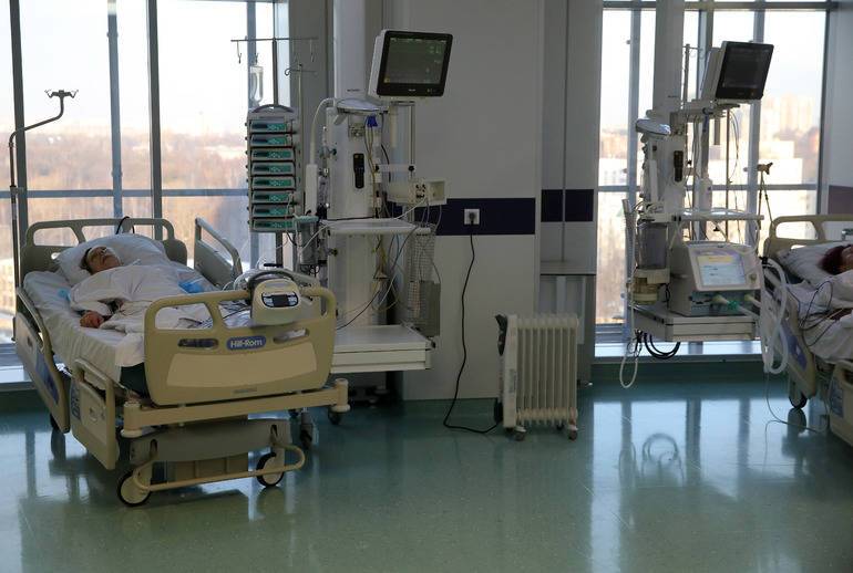 Пациент на ИВЛ напал с ножом на врача петербургской больницы