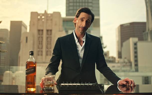 Актер Эдриен Броуди пьет виски и говорит "Будьмо!" в рекламе Johnnie Walker