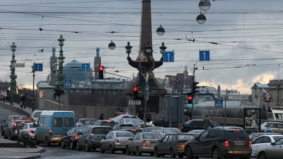 Семибалльные пробки сковали Петербург утром 19 октября
