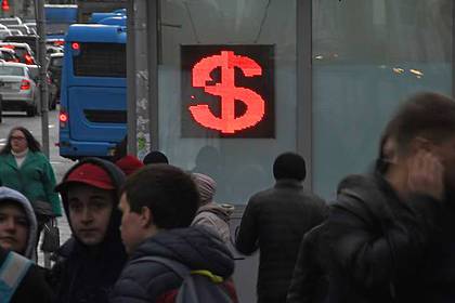 В России пообещали продолжать отказываться от доллара