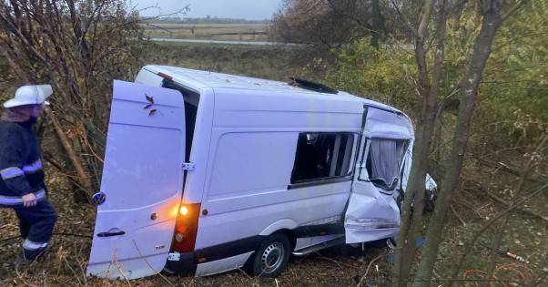 В Харьковской области микроавтобус влетел в грузовик: погибли трое пассажиров (ФОТО)