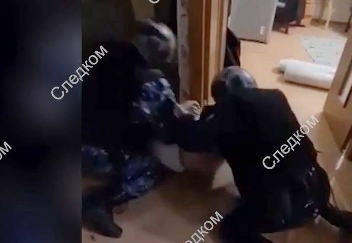 Силовики допросят раненного ими жителя ХМАО за нападение с топором на росгвардейцев