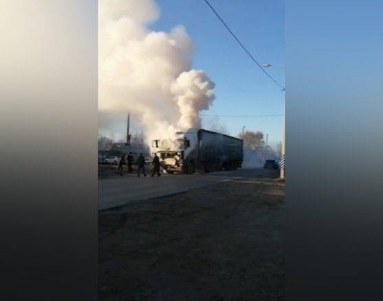 В кузбасском городе загорелась фура с грузом на 1,5 млн рублей