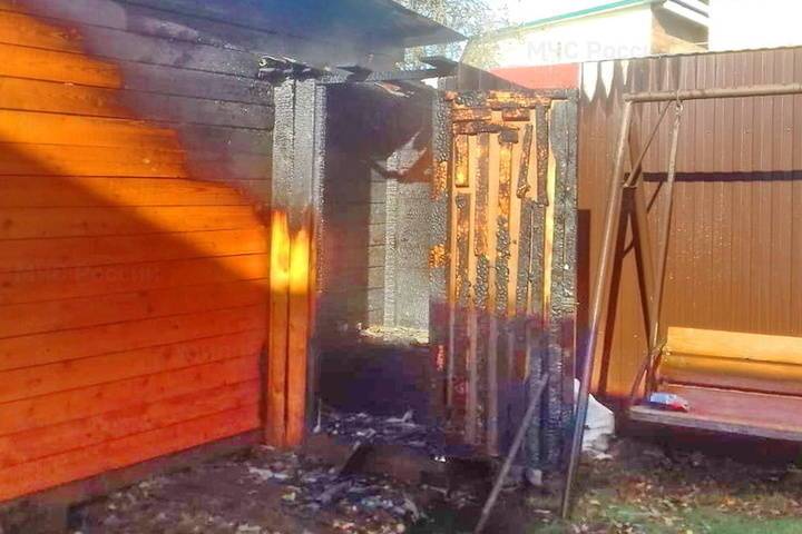 Смоленские пожарные потушили туалет во дворе дома в Демидове