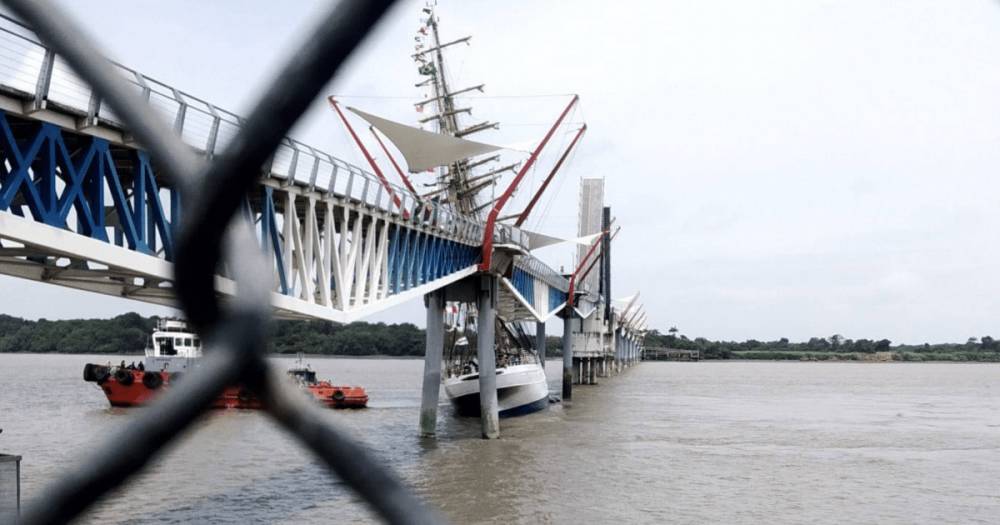 В Эквадоре парусник врезался в мост. Отправившийся ему на помощь буксир затонул (видео)