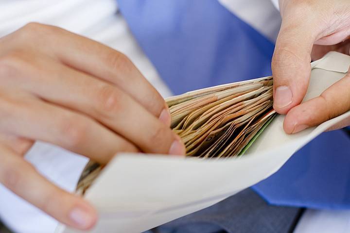 ДФР открыл 30 уголовных дел за выплату зарплаты «в конвертах»