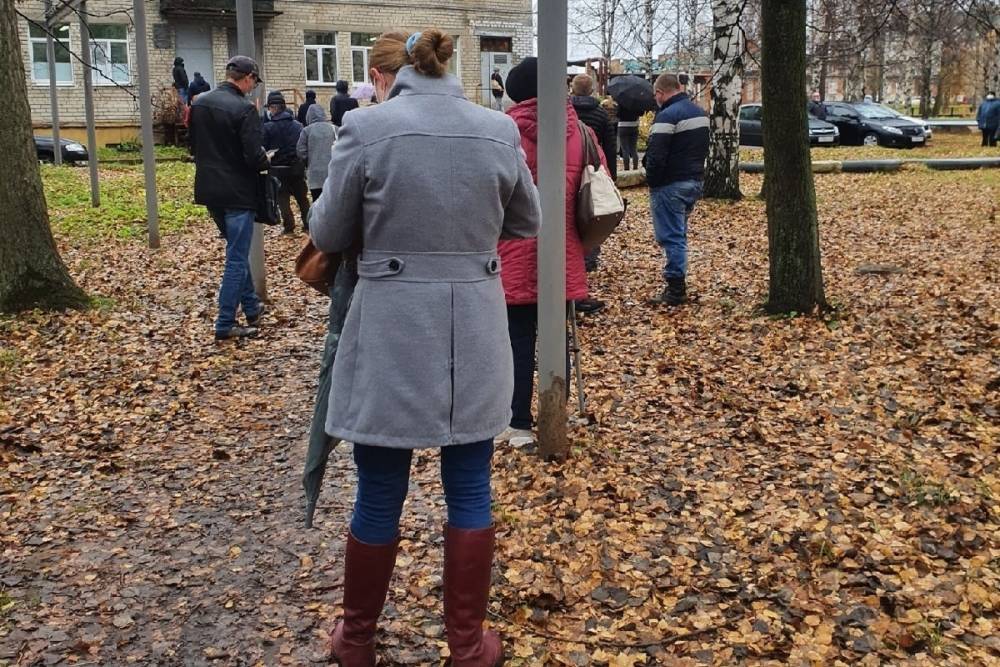 В Ярославле жители больше часа ждали под дождем тест на ПЦР