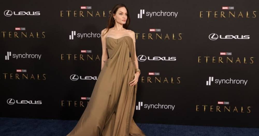 Анджелина Джоли появилась на красной дорожке в платье-мешке