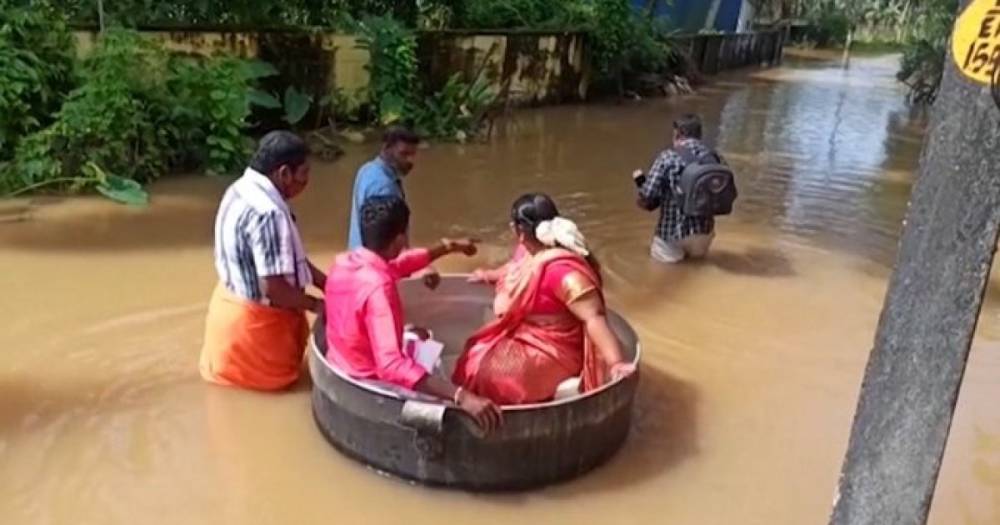 В Индии пара в кухонном котле добиралась на свою свадьбу из-за наводнений (видео)