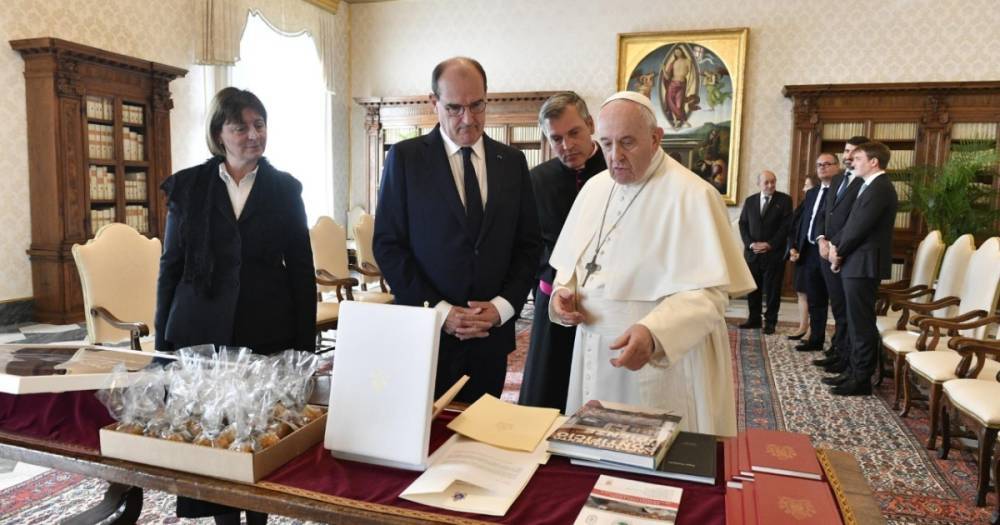 Премьер Франции подарил Папе Римскому Франциску футболку ПСЖ с автографом Месси