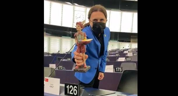 «Вы марионетка и посмешище!»: в Европарламенте премьеру Польши подарили Буратино