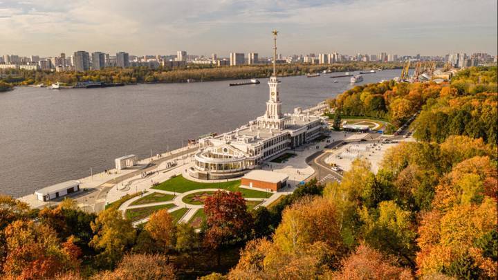Москвичам рассказали легенду о часах на главной башне Северного речного вокзала