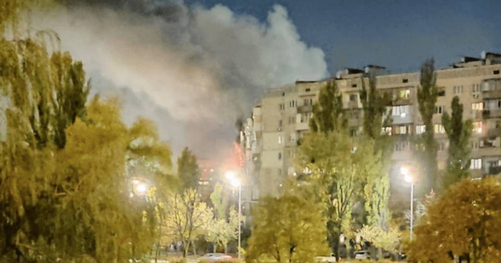 В Днепровском районе Киева вспыхнул пожар в жилом доме (видео)