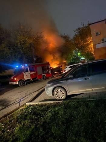 В Вологодской области из-за загоревшегося минивэна пострадали две иномарки и один дом