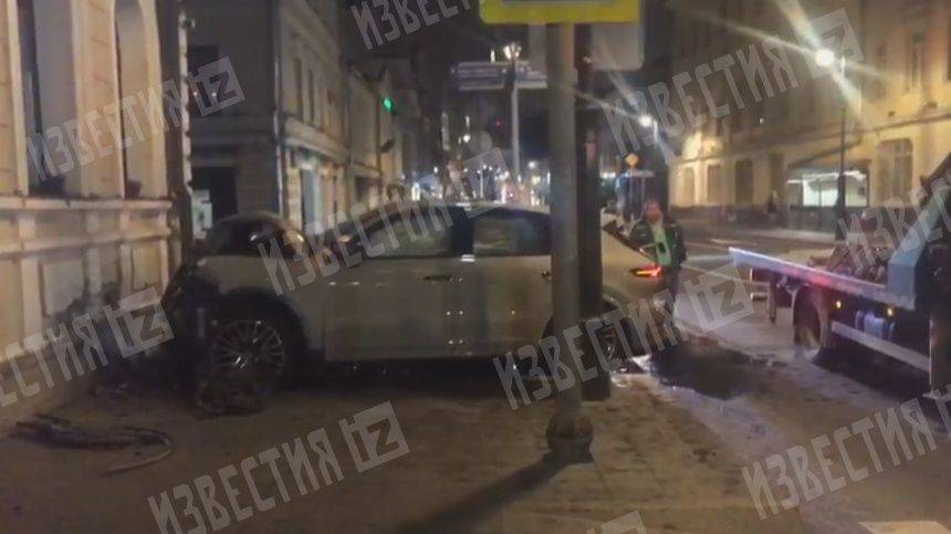 Появилось видео с места ДТП, где водитель въехал в здание школы в Москве