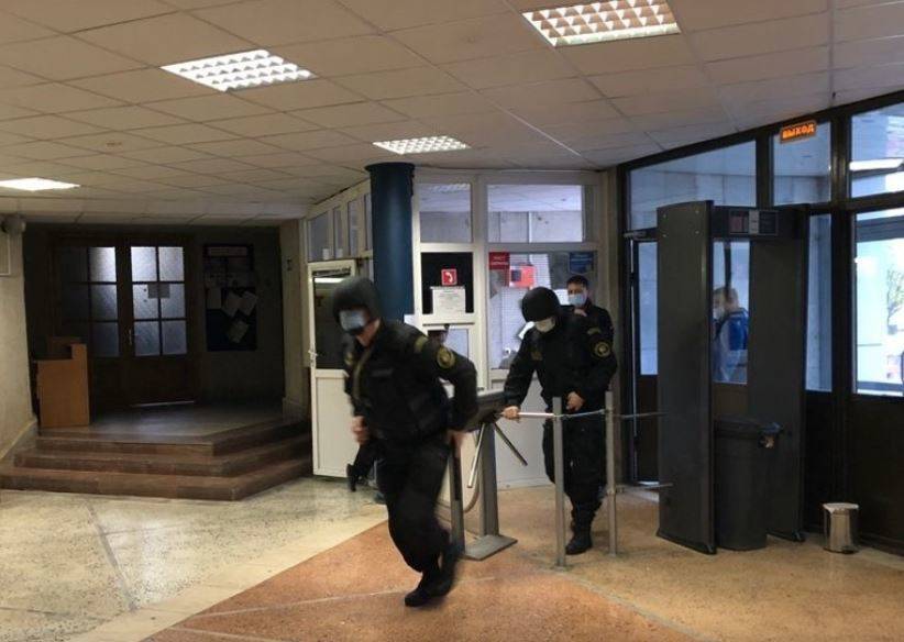В Череповце в училище нагрянула вооруженная группа быстрого реагирования