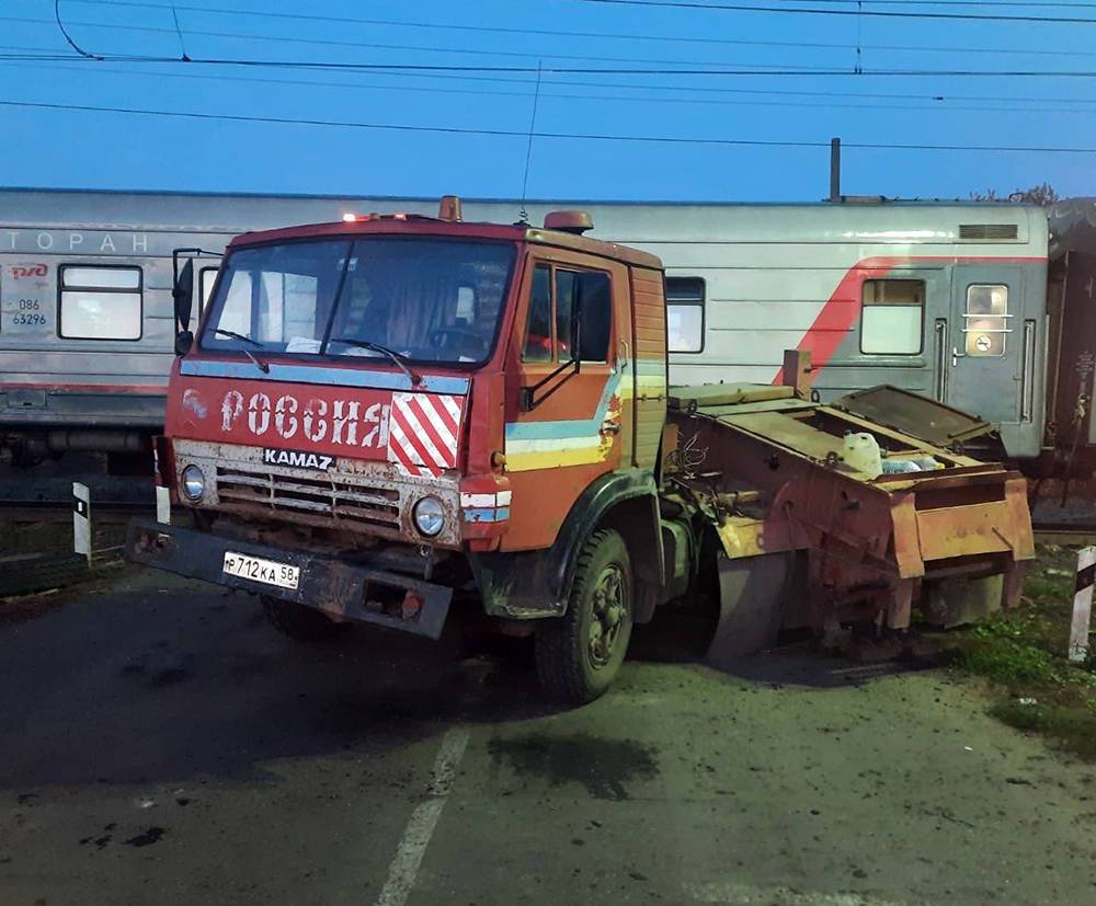Три вагона поезда Адлер-Томск сошли с рельсов после столкновения с грузовиком