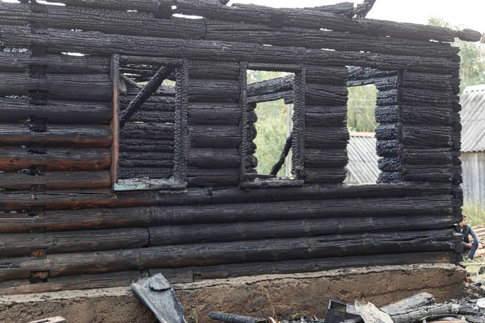 Заброшенное здание сгорело в Гдовском районе