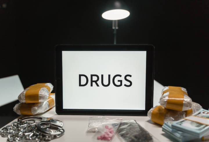 Домашний скандал петербурженки обернулся обнаружением в квартире пакета наркотиков