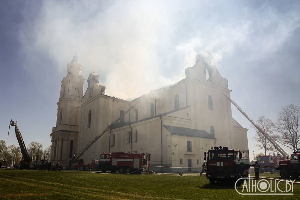 Поврежденный пожаром костел в Будславе накрыли временной крышей