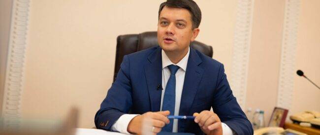 «Слуги народа» уже собрали подписи за отставку Разумкова