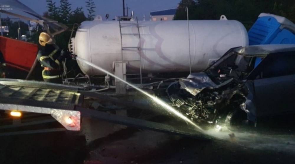 Под Киевом авто влетело в газовую цистерну на АЗС, есть погибший
