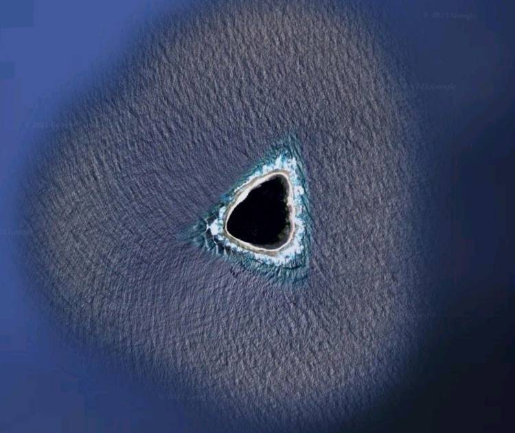 "Полый" остров: На Google Maps обнаружили очередную аномалию